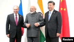 资料照片：俄罗斯总统弗拉基米尔·普京与印度总理纳伦德拉·莫迪和中国国家主席习近平在日本大阪的二十国集团（G20）峰会期间举行会晤。（2019年6月28日）