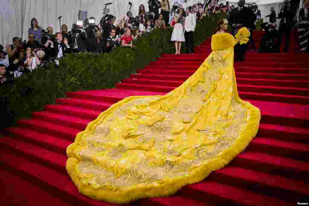 Singer Rihanna arrives at the Metropolitan Museum of Art Costume Institute Gala 2015 celebrating the opening of "China: Through the Looking Glass" in Manhattan, New York, May 4, 2015.