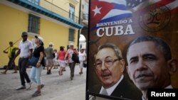 Gambar Presiden Kuba Raul Castro dan Presiden AS Barack Obama di pusat kota Havana (17/3). (Reuters/Alexandre Meneghini)