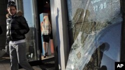 18일 러시아 첼랴빈스크에서 최근 운석 피해로 깨진 가게의 창문.