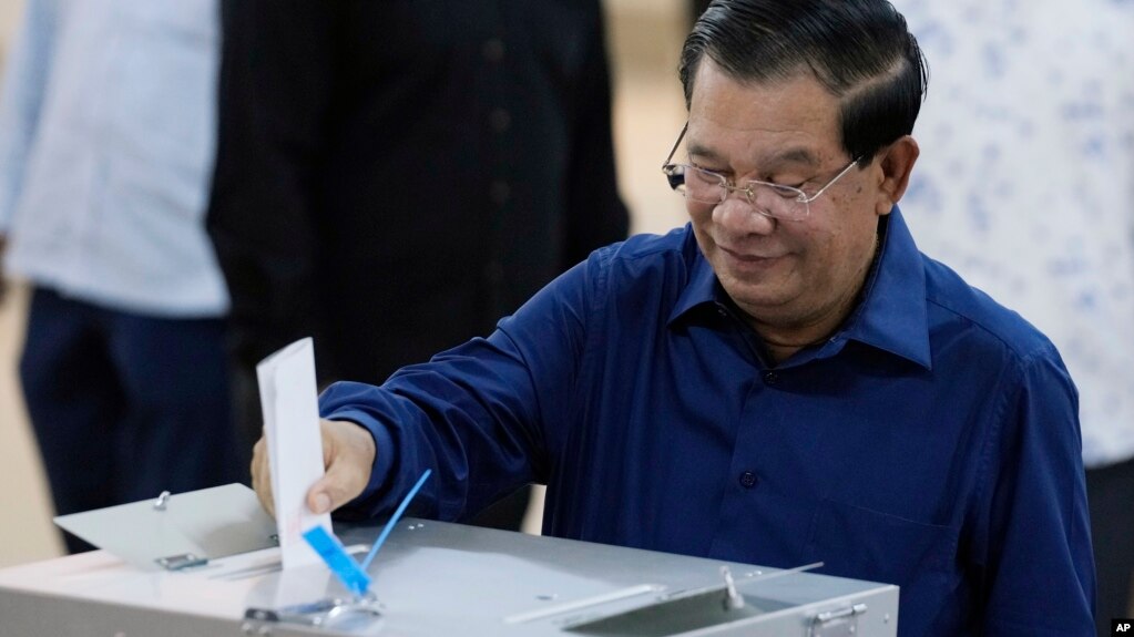 2023年7月23日，柬埔寨首相洪森在大选中投票。批评人士说，洪森在这个东南亚国家制造了一场民主闹剧。(photo:VOA)