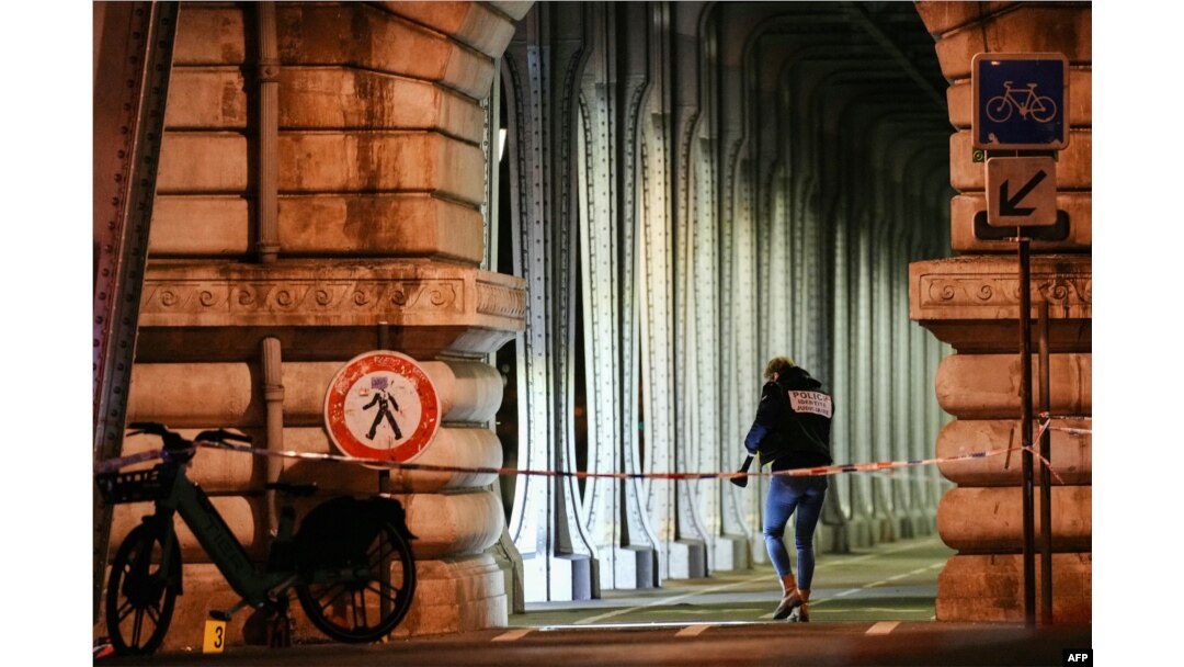Para petugas forensik kepolisian memeriksa tempat kejadian perkara penusukan di Paris, Sabtu, 2 Desember 2023. (Foto: Dimitar Dilkoff/AFP)