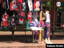 Muchos comerciantes venden la bandera nacional acompañada de productos afines al partido de gobierno. Foto Daliana Ocaña.