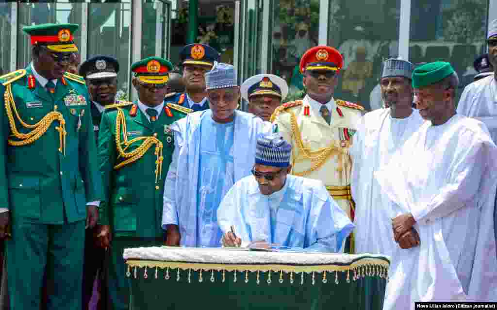 Shugaban Najeriya Muhammadu Buhari, Mataimakin shugaban Kasar Yemi Osembajo, Ministan Tsaro tare da Babban Hafsan Hafsoshin Najeriya &nbsp;sun halarci taron bikin cika shekaru 58 da &nbsp;samun yanci kai daga kasar Inglila a &nbsp;Abuja, Ranar Litinin 1 daga Watan Oktoba shkarar 2018. &nbsp;