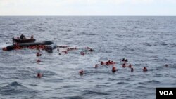 Refugiados y migranes son rescatados por la oenegé española Proactiva Brazos Abiertos, tras salir de Libia con rumbo a Europa en una sobrecargada embarcación de goma por el Mar Mediterráneo.