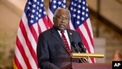 El representante por Carolina del Sur James Clyburn anunció su apoyo a la candidatura presidencial de Hillary Clinton.