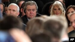 Le conseiller de Donald Trump, Steve Bannon, au centre de la photographie, est présent lors de la rencontre entre le président américain et la chancelière allemande, à Washington, le 17 mars 2017.