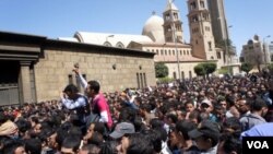 Para penganut Koptik yang berkabung antri berjam-jam di muka katedral di Kairo untuk memberikan penghormatan terakhir kepada pemimpin gereja mereka, Paus Shenouda, yang meninggal pada hari Sabtu (3/17/2012) dalam usia 88 tahun.