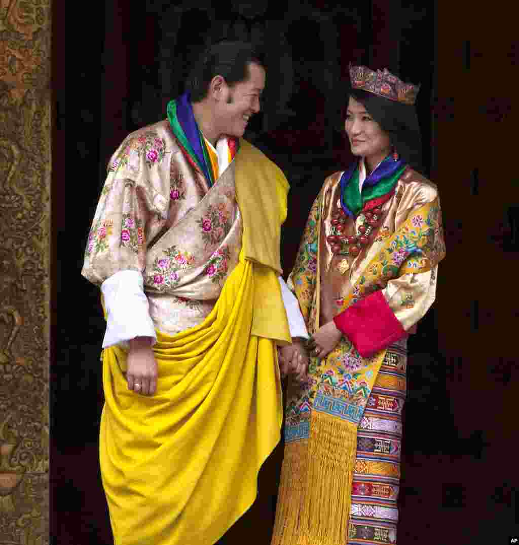 King Jigme Khesar Namgyel Wangchuck and Queen Jetsun Pema pose after they were married at the Punakha Dzong in Punakha, Bhutan, October 13, 2011. (AP)