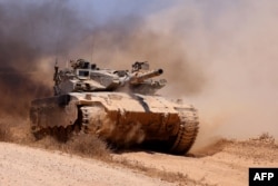Sebuah tank tentara Israel meluncur di sepanjang posisi di wilayah perbatasan selatan Israel dengan Jalur Gaza Palestina pada 13 Juni 2024. (Foto: AFP)