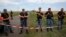 Separatistas prorrusos armados montan guardia en el sitio en que cayó el avión MH17.