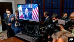 El presidente de México, Andrés Manuel López Obrador, aparece en una pantalla en la Casa Blanca, en Washington, durante una reunión virtual con su homólogo estadounidense, Joe Biden, el lunes 1 de marzo de 2021.