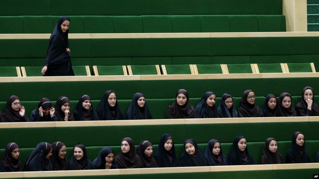 Sejumlah siswi Iran mengikuti jalannya debat di parlemen di Teheran, Iran, pada 14 April 2015. (Foto: AP/Vahid Salemi)