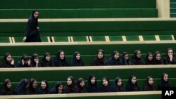 Sejumlah siswi Iran mengikuti jalannya debat di parlemen di Teheran, Iran, pada 14 April 2015. (Foto: AP/Vahid Salemi)