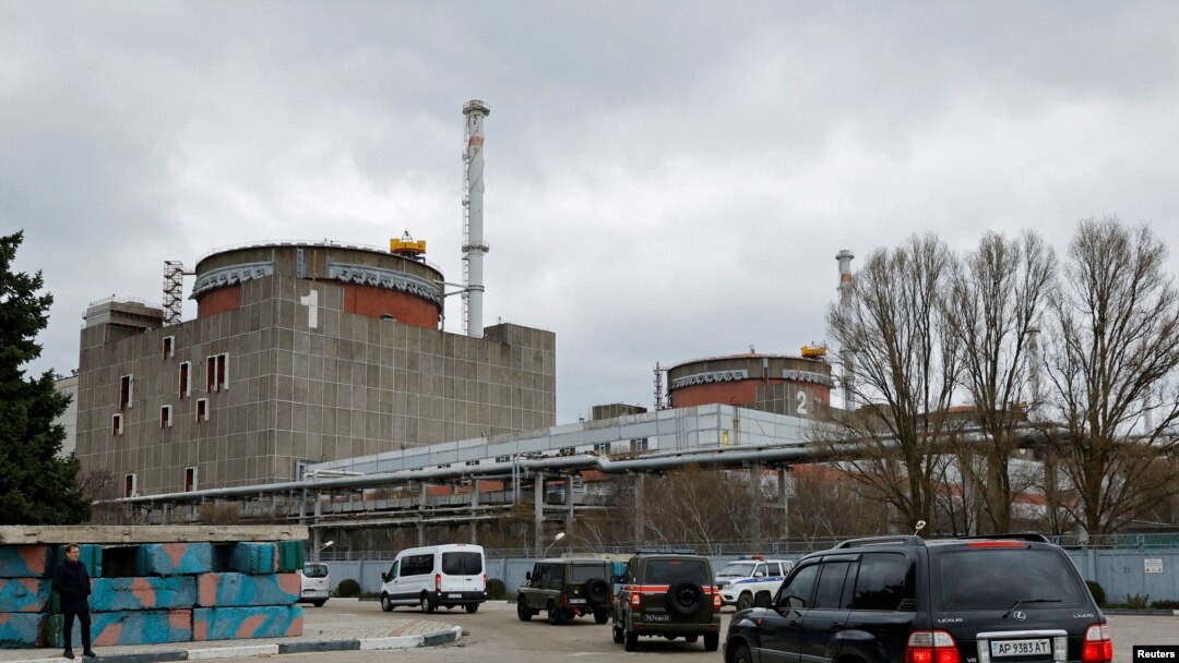 Rombongan pakar Badan Energi Atom Internasional (IAEA) dikawal oleh militer Rusia tiba di Pembangkit Listrik Tenaga Nuklir Zaporizhzhia di tengah konflik Rusia-Ukraina di Zaporizhzhia, wilayah Ukraina yang dikuasai oleh Rusia, 29 Maret 2023. (Foto: Alexander Ermochenko/Reuters)