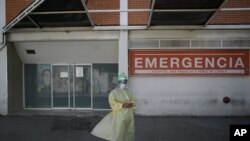 Un médico espera para recibir una inyección de la vacuna Sputnik V contra el COVID-19 en el hospital público Pérez de León II en Caracas, Venezuela. Febrero 19, 2021. Foto AP.
