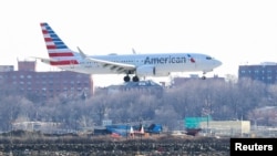 American Airlines Boeing 737 Max 8, dalam penerbangan dari Miami ke New York City, saat mendarat di Bandara LaGuardia, New York, AS, 12 Maret 2019.