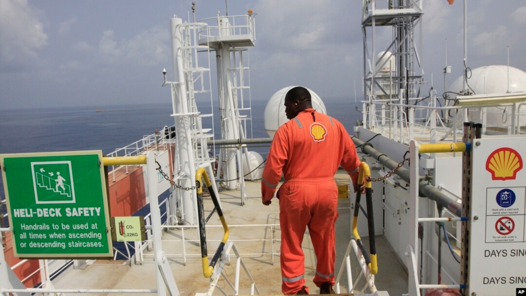 Seorang pekerja perusahaan minyak Royal Dutch Shell (foto: dok).