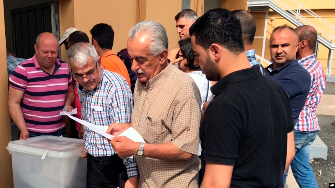 Kepala tempat pemungutan suara dan panitera menerima kotak suara untuk pemilihan parlemen di Beirut, Lebanon, Sabtu, 5 Mei 2018. (AP Photo/Fadi Tawil).