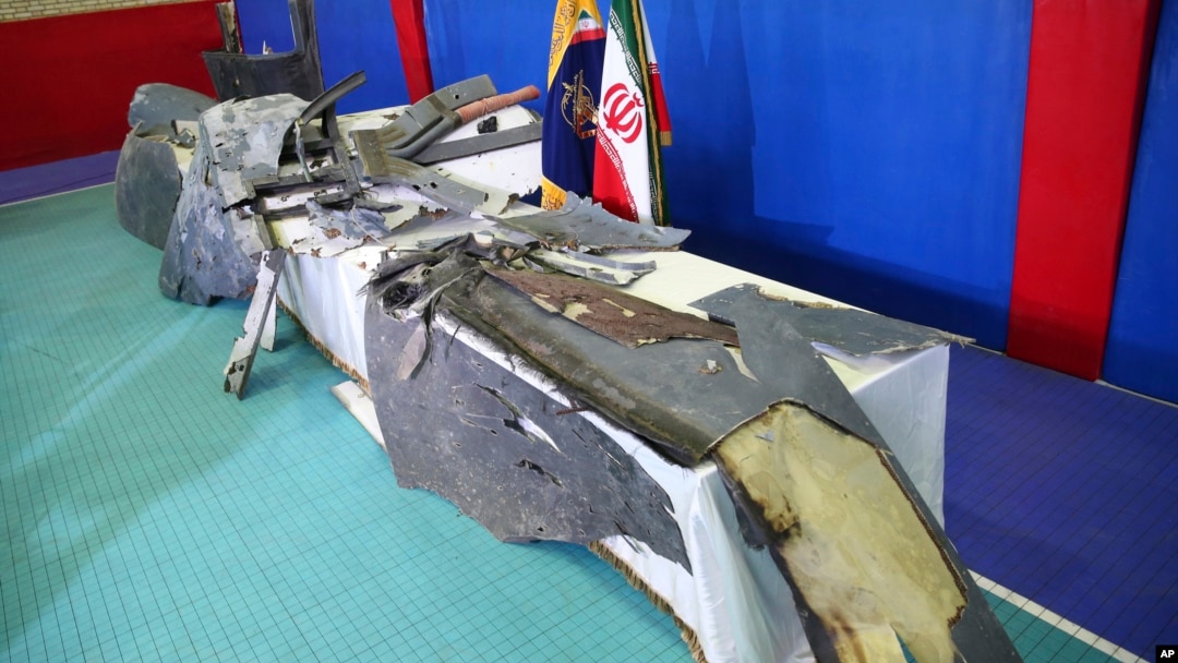 Los restos de lo que la división aeroespacial de la Guardia Revolucionaria de Irán describe como un dron de Estados Unidos que fue derribado el jueves se exhiben en Teherán, Irán, el viernes 21 de junio de 2019. (Meghdad Madadi/ Tasnim News Agency via AP)