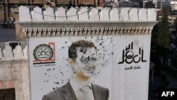 ARCHIVO - Esta fotografía aérea muestra un retrato acribillado a balazos del presidente sirio Bashar al-Assad adornando el edificio del municipio de Hama después de que fuera profanado tras la captura de la ciudad por combatientes antigubernamentales, el 6 de diciembre de 2024.