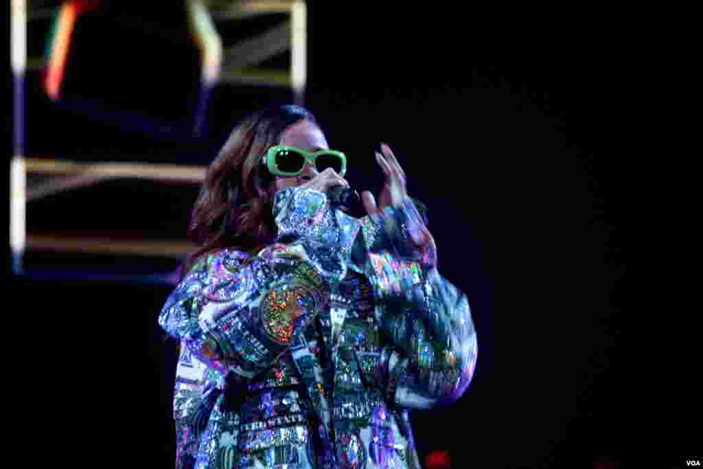 Rihanna puso a bailar y vibrar a su público en la capital de EE.UU.