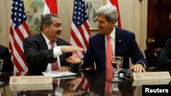 Menlu AS John Kerry (kanan) dan Menlu Irak Hoshyar Zebari pada pertemuan mereka di Deplu AS, Washington.