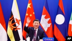 រូបឯកសារ៖ លោក ប្រធានាធិបតីចិនលោក Xi Jinping គ្រវីដៃពេលលោកធ្វើជាប្រធានកិច្ចប្រជុំកំពូលពិសេសអាស៊ាន-ចិន ដើម្បីរំលឹកខួបលើកទី៣០ នៃទំនាក់ទំនងកិច្ចសន្ទនាអាស៊ាន-ចិន ពីទីក្រុងប៉េកាំង ប្រទេសចិន កាលពីថ្ងៃចន្ទ ទី២២ ខែវិច្ឆិកា ឆ្នាំ២០២១។ (Huang Jingwen/Xinhua via AP)