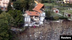 Des maisons endommagées par des pluies torrentielles à Saint-Martin-Vesubie, dans le sud de la France, le 6 octobre 2020. 