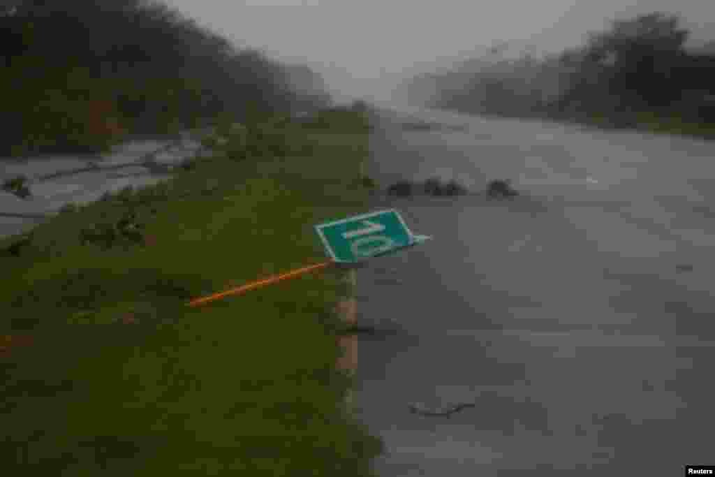 Una señal de carretera y ramas caídas en una carretera después de que el huracán Ian tocara tierra en la provincia cubana de Pinar del Río, el 27 de septiembre de 2022. REUTERS&nbsp;