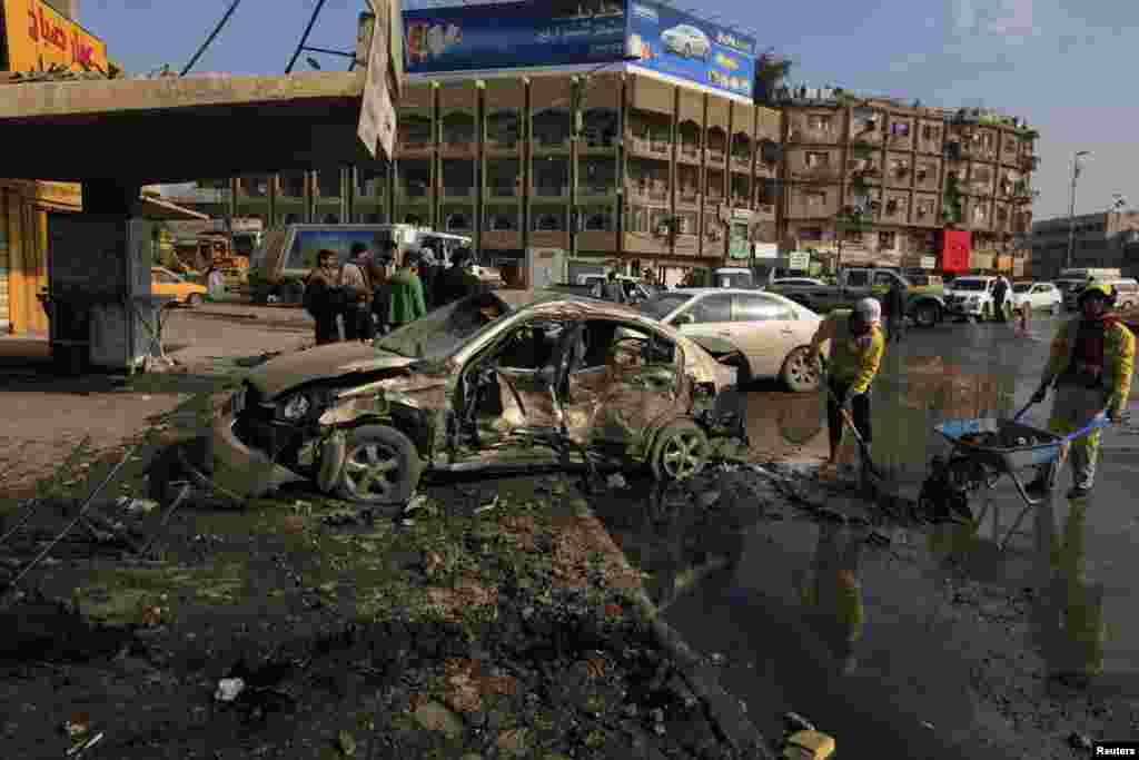 Warga berkumpul di lokasi serangan bom di Baghdad (15/1). (Reuters/Ahmed Saad)