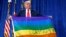 川普在一个竞选总统的集会上手举“同性恋、变性及双性人(LGBT)支持川普”的旗帜