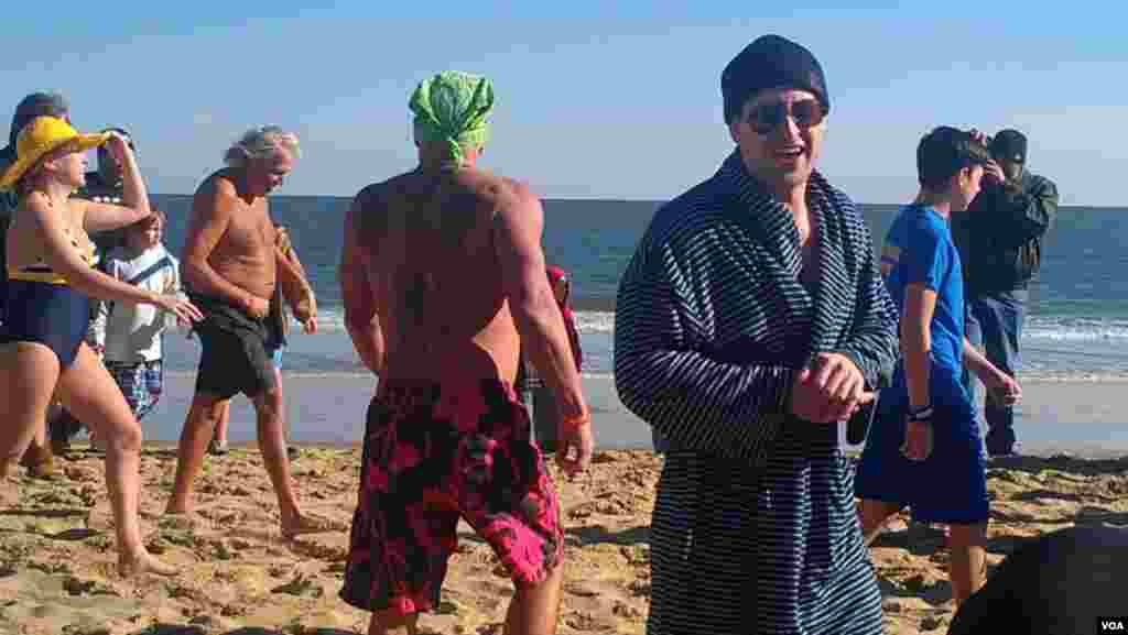 Decenas de personas desafían el frío y las gélidas aguas del Atlántico, en una &quot;carrera de pingüinos&quot; benéfica en la playa de Ocean City, Nueva Jersey. [Fotos: Mitzi Macías, VOA].