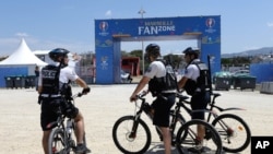 Des policiers sur des vélos patrouillent près d'une "fan zone" de Marseilles, le 8 juin 2016.