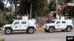 Kendaraan milik pasukan penjaga perdamaiann PBB di Lebanon (UNIFIL) berpatroli di wilayah Marjeyoun, di selatan Lebanon, pada 11 Oktober 2024. (Foto: AFP)