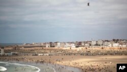 Des gens sur une plage rouverte le premier week-end après la levée des mesures de verrouillage à Sale, au Maroc, le vendredi 26 juin 2020. (photo d'archive)