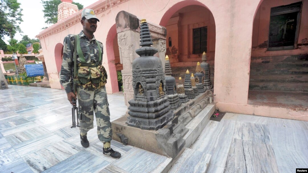 Pasukan keamanan India memeriksa lokasi ledakan di kuil Bodh Gaya, India timur hari Minggu (7/7). 
