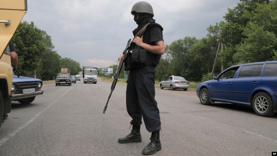 A Ukrainian soldier controls a road on the outskirts of Izyum, Eastern Ukraine, May 30, 2014. 