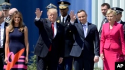 Le président américain Donald Trump et le président polonais Andrzej Duda et les premières dames à Krasinski Square, à Varsovie, en Pologne, le 6 juillet 2017 .