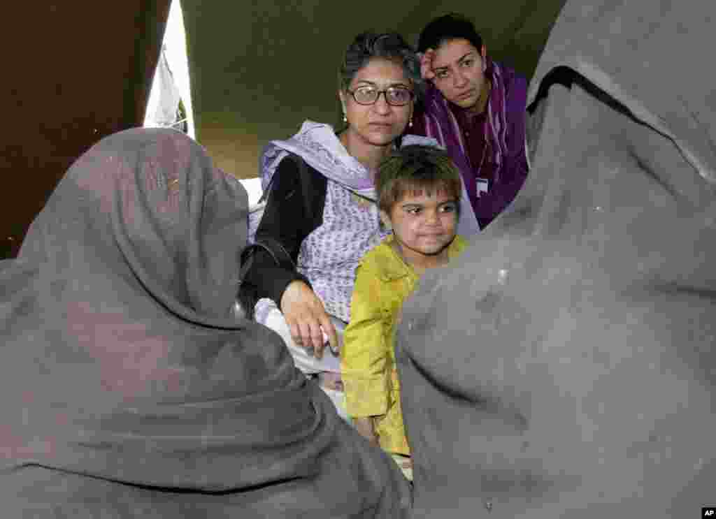 اکتوبر 2002ء: انسانی حقوق سے متعلق اقوامِ متحدہ کی خصوصی تفتیش کار عاصمہ جہانگیر افغانستان کے شہر قندھار میں واقع ایک مہاجر کیمپ میں دو افغان خواتین کی روداد سن رہی ہیں۔ عاصمہ کے اس دورے کا مقصد افغانستان میں ہونے والی ماورائے عدالت ہلاکتوں کی تحقیقات تھا جس کی رپورٹ انہوں نے عالمی ادارے کی انسانی حقوق کمیشن کے سامنے پیش کردی تھی۔