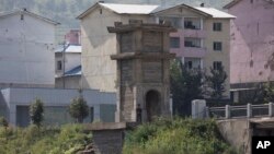 지난 2017년 8월 북한 만포시 인근 압록강변에서 북한 군인이 북-중 국경을 지키고 있다.