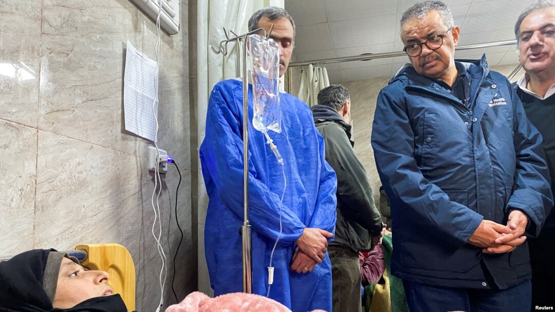 Dirjen WHO, Tedros Adhanom Ghebreyesus (berkacamata), mengunjungi korban gempa, di sebuah rumah sakit di Aleppo, pasca gempa di Suriah 11 Februari 2023. 