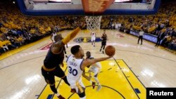 Lebron James des Cleveland Cavaliers (à gauche) et Stephen Curry des Golden State Warriors, finales NBA, Oracle Arena, Oakland, Californie, le 1er juin 2017. (Marcio Jose Sanchez/Pool Photo via USA TODAY Sports)