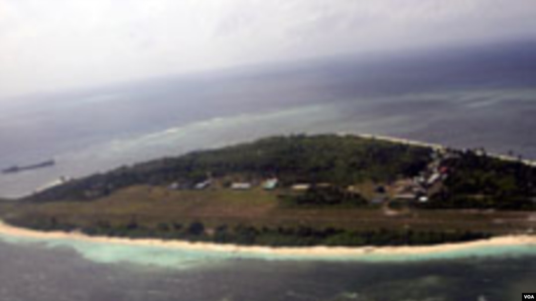 Foto udara Pulau Pagasa, salah satu pulau di kepulauan Spratly, Laut Cina Selatan, yang disengketakan (foto: dok).