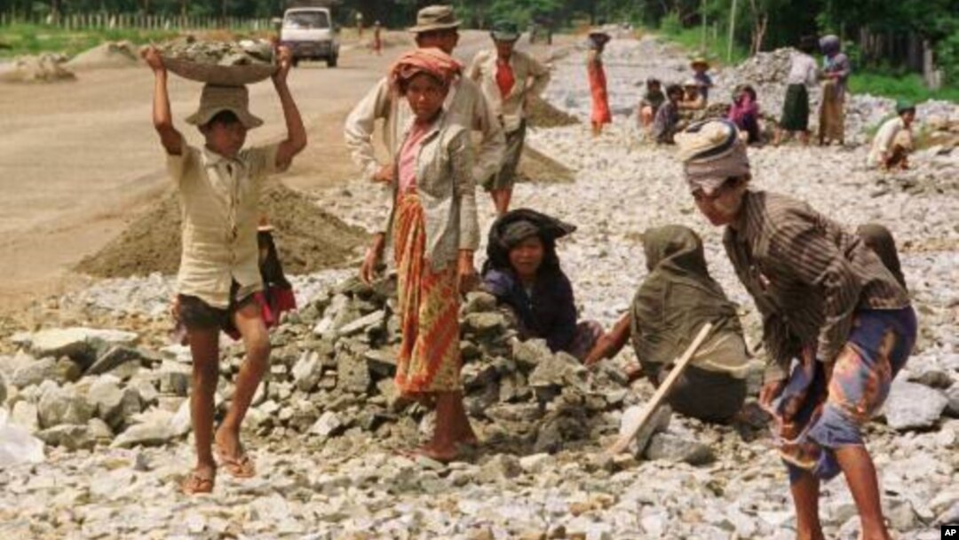 Phụ nữ và trẻ em làm việc nơi công trường mở rộng đường ở Miến Điện