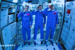 17일 중국 우주선 선저우 12호를 타고 지구를 출발한 우주비행사 3명이 우주정거장 모듈에 무사히 도착한 사진을 '신화통신'이 공개했다.