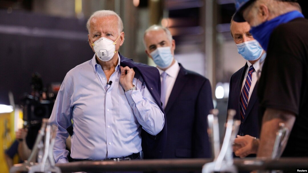 Mantan wakil presiden Joe Biden, calon presiden AS dari partai Demokrat, mengenakan masker saat mengunjungi pabrik logam McGregor Industries, di Dunmore, Pennsylvania, Kamis, 9 Juli 2020. (Foto: Reuters)