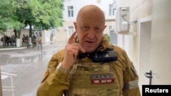 El fundador del grupo de mercenarios privados de Wagner, Yevgeny Prigozhin, habla dentro de la sede del centro de comando militar del ejército del sur de Rusia, en la ciudad de Rostov-on-Don, Rusia. Captur de video publicado el 24 de junio de 2023.