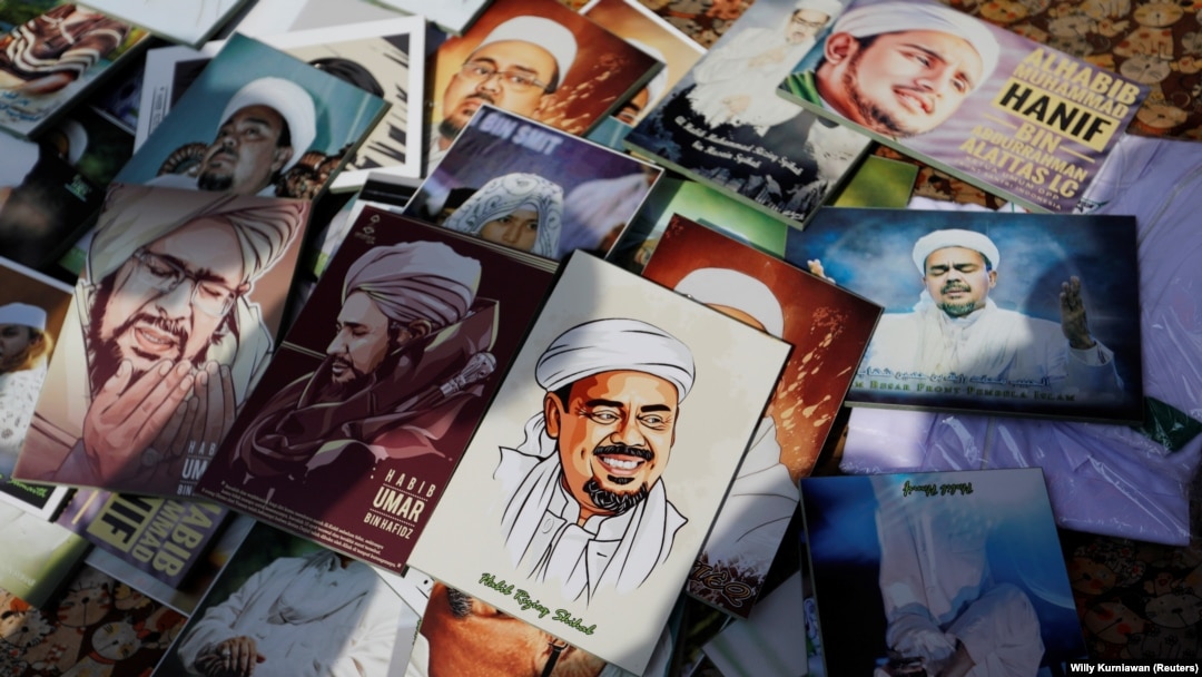 Foto Rizieq Shihab, pemimpin Front Pembela Islam (FPI) saat dipajang untuk dijual saat aksi unjuk rasa reuni Alumni 212 di Monumen Nasional (Monas) di Jakarta, Desember 2, 2019. (Foto: REUTERS/Willy Kurniawan)