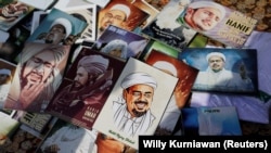 Foto Rizieq Shihab, pemimpin Front Pembela Islam (FPI) saat dipajang untuk dijual saat aksi unjuk rasa reuni Alumni 212 di Monumen Nasional (Monas) di Jakarta, Desember 2, 2019. (Foto: REUTERS/Willy Kurniawan)